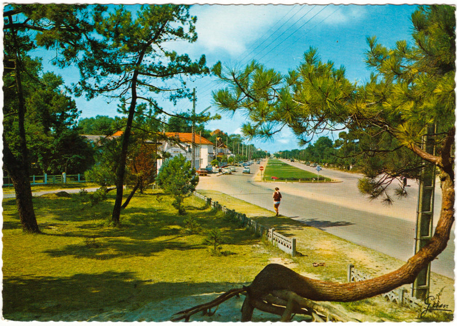 Carte postale semi-moderne de STELLA-PLAGE - Les pelouses Boulevard Ed. Labrasse. Editions GAM