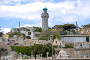 Vue sur le phare Saint-Clair et le Cimetière Marin Paul Valéry du fort Richelieu