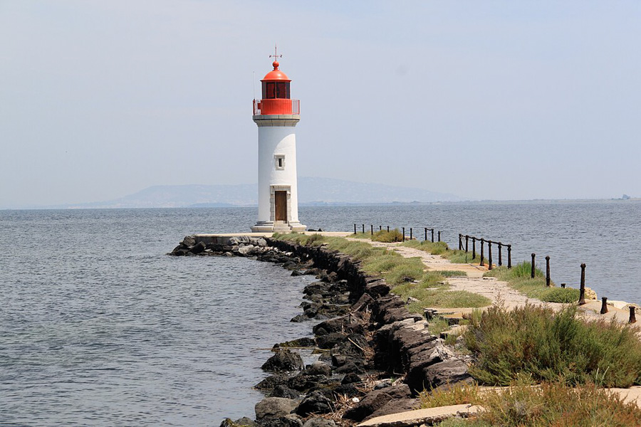 Les Onglous lighthouse - Gloverepp, CC BY-SA 3.0, via Wikimedia Commons