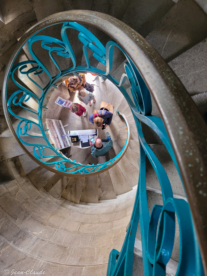 Vue sur la billetterie au travers de l'escalier hélicoïdal du phare Saint-Louis de Sète